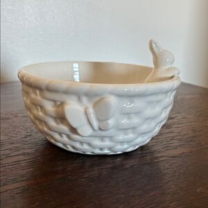 NWT- White Ceramic Basketweave Bunny Bowl with Butterfly 🦋